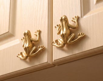 Kikkerkastknoppen, ladehandgrepen, meubelgrepen met dierenmotief, natuurdecoratie, keukenkastbeslag, dressoirknoppen, unieke deurgrepen.