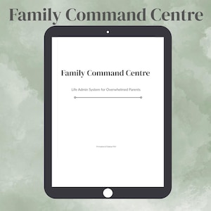 Puede incluir: Una tableta digital negra muestra el texto "Family Command Centre" y "Life Admin System for Overwhelmed Parents". La pantalla blanca se encuentra sobre un fondo verde suave. La imagen promociona un PDF imprimible.