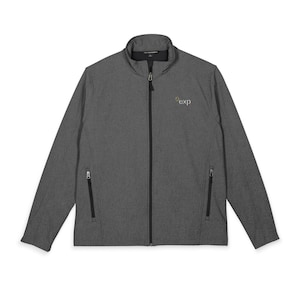 Puede incluir: Chaqueta gris carbón con cremallera completa y cuello alzado. La chaqueta tiene dos bolsillos laterales con cremalleras negras y las letras "exp" bordadas en el pecho. La chaqueta está hecha de material softshell.