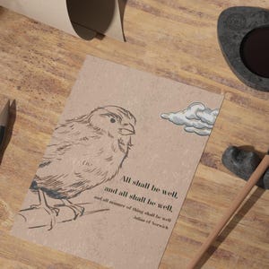 以下が含まれることがあります： 質感のあるベージュの背景に、枝にとまった鳥と小さな雲の黒い線画が描かれた長方形のカード。テキストは「All shall be well, and all shall be well, and all manner of thing shall be well. Julian of Norwich.」と記されています。