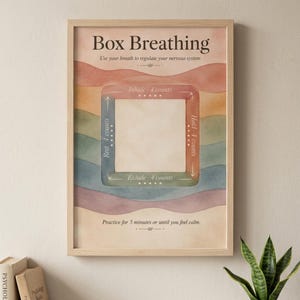 Pode incluir: Uma impressão de parede emoldurada intitulada Box Breathing com instruções para inspirar, reter, expirar e descansar por 4 tempos. O design apresenta um diagrama quadrado central sobre faixas de aguarela onduladas em tons terra sobre fundo creme.