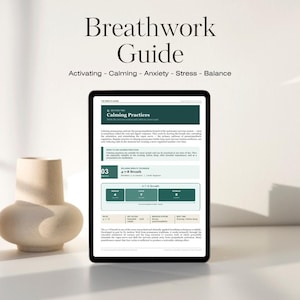 Peut inclure: Une tablette numérique affiche un "Guide de la respiration" avec du texte sur l'activation, le calme, l'anxiété, le stress et l'équilibre. L'écran montre "Pratiques calmantes" et une technique de respiration 4-7-8. Un vase en céramique beige et abstrait est à gauche.