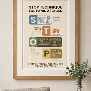 Könnte beinhalten: Gerahmtes Poster mit hellem Holzrahmen. Das Poster hat einen beigefarbenen Hintergrund mit dem Text "STOP TECHNIQUE FOR PANIC ATTACKS". Das Poster enthält die Schritte: Stop, Take a Breath, Observe und Proceed. Eine Vase mit Grün steht auf einem Holzregal.