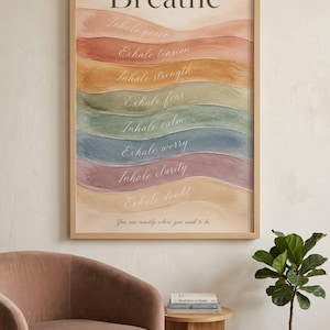 Peut inclure: Une affiche encadrée avec le mot Breathe en haut, suivie de bandes aquarelles ondulées dans des tons pêche, orange, vert, bleu et violet. Le texte indique Inhale peace, Exhale tension, Inhale strength, Exhale fear, Inhale calm, Exhale worry, Inhale clarity, Exhale doubt, et You are exactly where you need to be.