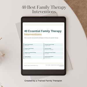 Puede incluir: Una tableta digital muestra un documento titulado "40 Best Family Therapy Interventions". El documento enumera varios tipos de terapia, incluyendo Bowen, Strategic y Narrative Therapy. El texto "Created by a Trained Family Therapist" está en la parte inferior.