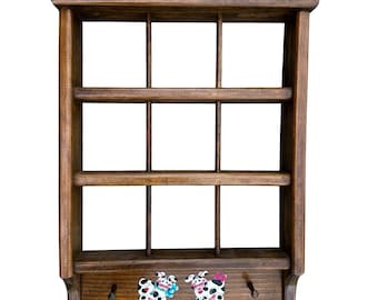 Scaffale a 3 livelli in legno stile vintage con mucca da fattoria per esporre soprammobili e tazze da tè.