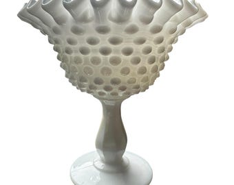 Fenton Hobnail Milk Glass Pedestament Naczynie na kompot cukierniczy z falbaniastym, karbowanym brzegiem