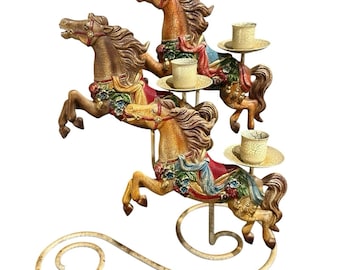 Portavelas antiguo de metal con forma de carrusel de caballos Smithsonian, 3 candelabros, 28 cm de alto.