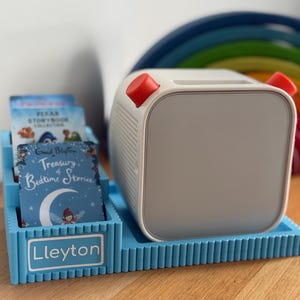 Yoto Ribbed Charging Dock for Gen3 with Card Holder