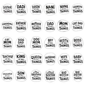 以下が含まれることがあります： 黒い持ち手と「But First, Coffee」の文字が黒い手書き風フォントで書かれた白いセラミックマグ。マグカップは白い表面に置かれています。