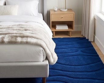 Tappeto in lana trapuntato a mano, con motivo a onde blu cobalto, tappeto moderno e minimalista per camera da letto.