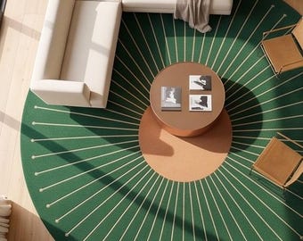 Tappeto rotondo in lana trapuntato a mano con motivo a raggiera, tappeto geometrico verde in stile metà secolo.