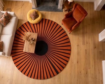 Tappeto in lana trapuntato a mano con motivo a raggiera, arancione bruciato e nero, stile moderno di metà secolo.