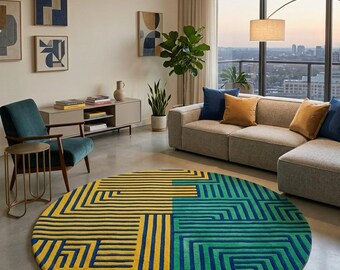 Tappeto rotondo in lana trapuntato a mano, con motivi geometrici verdi, gialli e blu, ideale per l'arredamento di pavimenti in stile moderno di metà secolo.