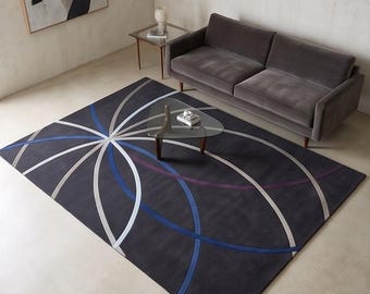 Tappeto in lana trapuntato a mano, design geometrico astratto moderno, colore grigio scuro/blu.