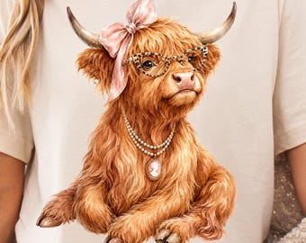 Vaca das Terras Altas em aquarela PNG, Vaca fofa com laço rosa e óculos de oncinha, Clipart de animal de fazenda charmoso para camiseta, caneca, adesivo e sublimação.