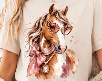 PNG de cavalo glamouroso em aquarela, cavalo estiloso com óculos de oncinha, estampa de cowgirl com laço charmoso para sublimação, download de PNG de camiseta country fofa