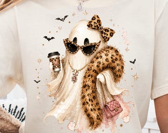 Fantasma Coquette PNG em aquarela, fantasma de Halloween com laço de leopardo, xícara de café e bolsa rosa, design fofo e assustador para sublimação.