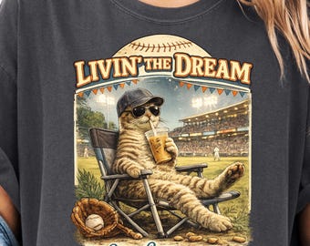 Eu moro aqui agora, Gato, PNG de Gato Jogador de Beisebol Engraçado, Design de Camiseta Gato Vivendo o Sonho, Download Digital para Sublimação de Gatinho de Estádio Retrô