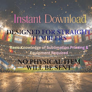 Pu&ograve; includere: Immagine con testo: "Download istantaneo PROGETTATO PER BICCHIERI DRITTI Conoscenza di base della stampa a sublimazione e attrezzatura richiesta NESSUN ARTICOLO FISICO VERR&Agrave; INVIATO." Sfondo di uno stadio con bandiere.