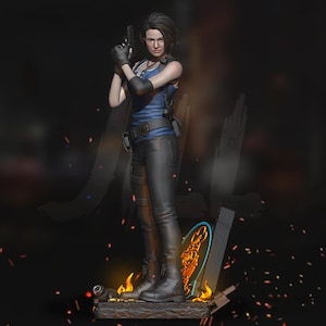 Puede incluir: Figura detallada de una mujer con camiseta sin mangas azul, pantalones negros y botas, sosteniendo una pistola. La figura tiene el pelo corto y oscuro y posa sobre una plataforma con un emblema estilizado y llamas. El fondo es oscuro con chispas.