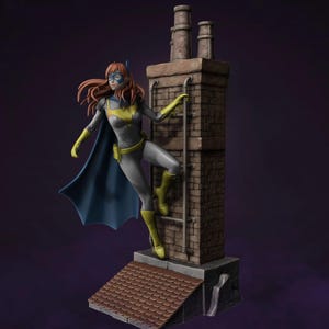 Peut inclure: Figurine d'une super-héroïne en costume gris et jaune, avec une cape, un masque et des bottes bleus, grimpant une cheminée en briques. La figurine a les cheveux roux et est posée de manière dynamique, avec une base de toit détaillée.