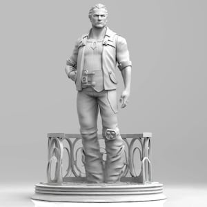 Puede incluir: Estatua en tonos grises de un hombre con chaqueta, chaleco y pantalón, de pie sobre una base decorativa. La figura tiene una expresión seria y posa con una mano en la cadera. La estatua es detallada y parece un objeto de colección.