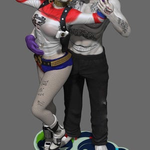 Puede incluir: Figura detallada de Harley Quinn y el Joker. Harley viste un top rojo, blanco y negro, pantalones cortos azules y medias de rejilla. El Joker tiene el pelo verde y tatuajes. Se paran sobre una base con un diseño de calavera.