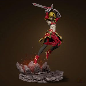 Peut inclure: Figurine d'une guerrière en mouvement, brandissant une épée. La figurine porte une armure rouge et dorée avec des leggings et des bottes noirs. La base est une structure rocheuse avec des accents de feu, sur fond marron.