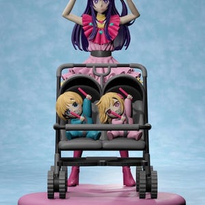 以下が含まれることがあります： 紫色の髪、ピンクの手袋、ピンクのドレスを着たキャラクターの3Dレンダリングフィギュア。ダブルベビーカーの上に立っています。ベビーカーには、青とピンクの2人の漫画の赤ちゃんがいて、それぞれピンクのオブジェクトを持っています。