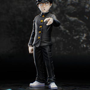 Könnte beinhalten: Figur einer Figur in schwarzer Schuluniform mit goldenen Knöpfen, weißen Turnschuhen und einer markanten Frisur. Die Figur ist mit ausgestrecktem Arm vor einem dunklen, strukturierten Hintergrund posiert.