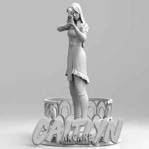 Peut inclure: Statue en niveaux de gris de Caitlyn d'Arcane : League of Legends. La figurine est en position de tir, tenant un fusil. La base porte le nom du personnage et le titre du jeu.