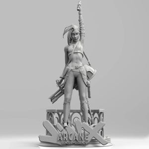 Può includere: Statuetta grigia di un personaggio femminile della serie animata "Arcane: League of Legends". La figura è in piedi su una base con il logo dello show. Tiene un'arma nella mano destra alzata.