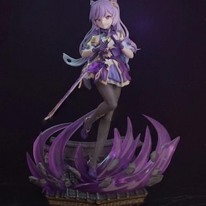 Puede incluir: Figura detallada de un personaje con largo cabello lavanda y atuendo púrpura. La figura posa con una espada y se apoya en una base con efectos de energía púrpura. El diseño general tiene un tema de fantasía.