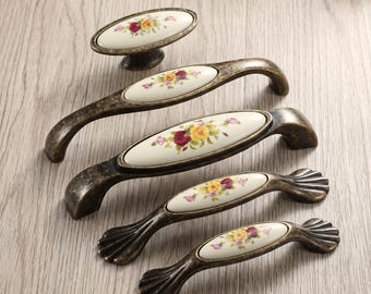 Vintage kastgrepen, keramische ladeknoppen, antiek meubelbeslag, keukenkastknoppen, dressoirgrepen, landelijke kastdecoratie