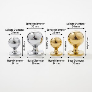 Pode incluir: Quatro puxadores esf&eacute;ricos com acabamentos prateado e dourado. Dois puxadores prateados t&ecirc;m di&acirc;metros de esfera de 25 mm e 30 mm com alturas de 33 mm e 42 mm. Dois puxadores dourados t&ecirc;m di&acirc;metros de esfera de 25 mm e 30 mm e alturas de 33 mm e 42 mm.