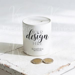 Minimalistische Keramik Spardose Mockup Szene | Moderne Coin Bank | Clean White Styling | Hochauflösendes JPEG für POD & Sublimationdigital