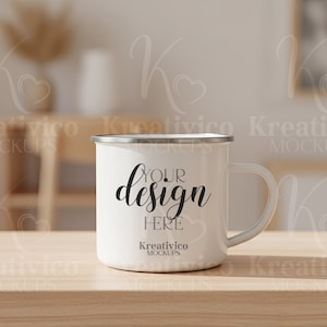 Mockup di tazza smaltata su un tavolo di legno | Arredamento minimalista per soggiorno | Foto di prodotto neutra | Modello digitale per tazza in metallo personalizzata
