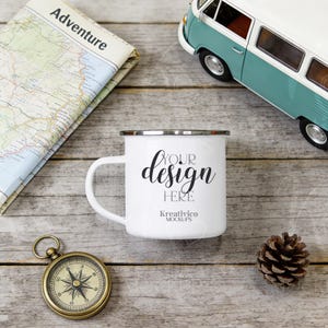 Emaille Tassen Mockup Adventure Flatlay | Camping Becher mit Karte und Van | Reise & Outdoor Produktfoto Vorlage