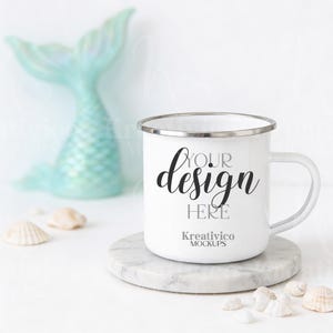 Emaille Tassen Mockup Meerjungfrau Stil | Maritime Produktfotografie mit Muscheln | Hochwertige Vorlage für Print on Demand