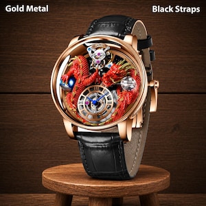 Op de afbeelding: Gouden metalen horloge met zwarte bandjes. Het horloge heeft een gedetailleerd rood drakenontwerp in de wijzerplaat, met zichtbare tandwielen en een blauw geaccentueerde wijzerplaat. Het horloge wordt gepresenteerd op een kleine houten standaard.