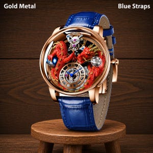 Op de afbeelding: Een goudkleurig polshorloge met een blauwe leren band. De wijzerplaat van het horloge heeft een rood drakenontwerp en zichtbare tandwielen. Het horloge heeft een ronde wijzerplaat en Romeinse cijfers.