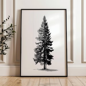 Op de afbeelding: Zwart-wit ingelijste kunstprint met een gedetailleerde illustratie van een hoge dennenboom. Het kunstwerk is verticaal verdeeld, met één kant in grijstinten en de andere in effen zwart. De print wordt gepresenteerd in een zwarte lijst.