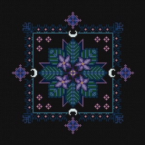 Puede incluir: Diseño de punto de cruz con un motivo floral central de flores moradas y hojas verdes. El diseño está enmarcado por un borde azul oscuro con patrones geométricos, lunas crecientes y formas de diamante, todo sobre un fondo negro.