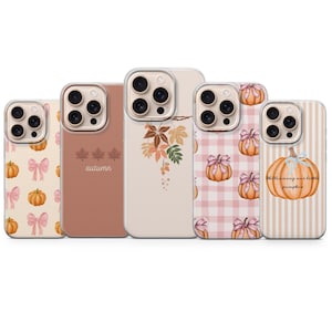 Op de afbeelding: Vijf smartphonehoesjes met herfstthema. De ontwerpen bevatten oranje pompoenen met roze strikken, bruine esdoornbladeren met de tekst autumn, herfstbladeren, een roze gingham-ruitpatroon met pompoenen en een gestreept hoesje met een pompoen.