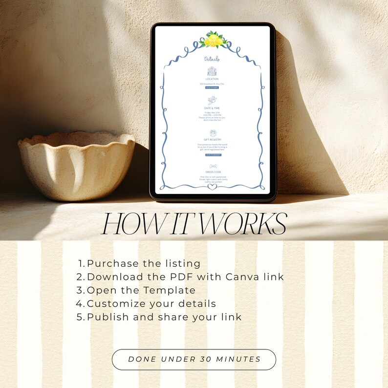 Pode incluir: Um tablet digital exibe um modelo de detalhes de casamento com um design floral azul e amarelo. O texto "Details" est&aacute; no topo, com se&ccedil;&otilde;es para local, data e hora, registro de presentes e c&oacute;digo de vestimenta. As palavras "HOW IT WORKS" e instru&ccedil;&otilde;es tamb&eacute;m s&atilde;o vis&iacute;veis.