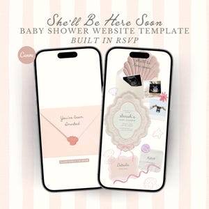 Puede incluir: Dos smartphones que muestran una plantilla de sitio web para baby shower. La plantilla incluye un sobre rosa con el texto "You've been Invited" y un sello de concha. El otro teléfono muestra una invitación a un baby shower con el texto "Sarah's Baby Shower". El fondo es un patrón de rayas rosas y blancas.