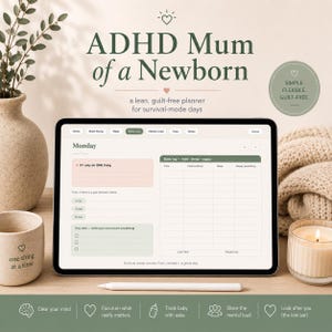 Peut inclure: Une tablette numérique affichant un planificateur intitulé ADHD Mum of a Newborn avec une interface de suivi de bébé. L'écran présente des sections pour les tâches, l'alimentation, le sommeil et les couches. Un stylet repose sous la tablette.