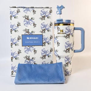 Stanley x LoveShackFancy Rosa Beaux Blue 40oz Tumbler, Floral Bow Quencher H2.0 bild 1