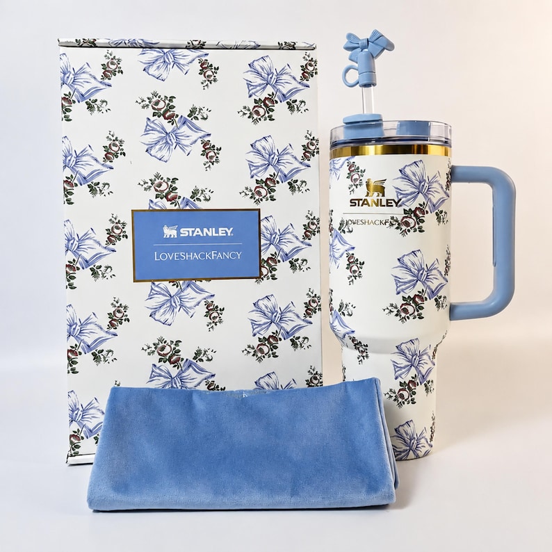 Stanley x LoveShackFancy Rosa Beaux Blue 40oz Tumbler, Floral Bow Quencher H2.0 bild 1